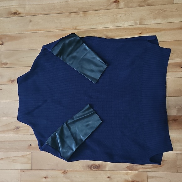 Guess women's XS/S navy cable knit sweater with black faux leather 3/4 sleeves - Picture 4 of 7